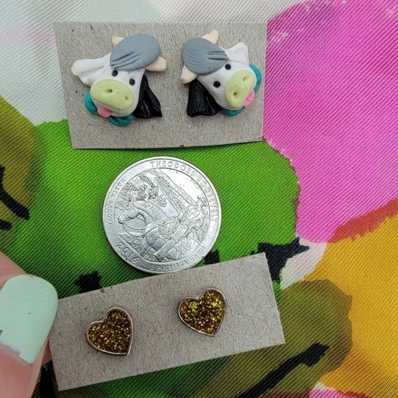vintage Y2K | dopamine happy cows + gold glitter heart post earrings - Picture 3 of 7